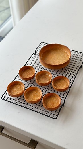 Jules Wiringa on Instagram: "The perfect tartelette recipe 🔥 - 180 grams of flour - 80 grams of icing sugar - 30 grams of almond powder - 4 grams of salt - 30 grams of whole egg - 110 grams of butter Transfer the flour on your worktop or cutting board and use the bowl to make a well in the middle. Fill it with the icing sugar, the almond powder, the salt, the whole egg and the butter. Now mix it well and then knead it till it’s a nice dough. Then place it in a bowl and cover it with foil. Let i