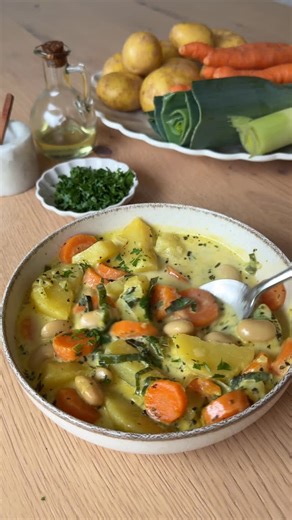 Grönsakssoppa med bönor - en riktig god och billig soppa som passar perfekt denna säsong. Jag bad ChatGPT om en prisuppskattning på receptet och fick fram att 4 portioner kostar ca 60kr, 15kr per portion. Ganska kul eller hur? 4 portioner: 1 liten purjolök 1 vitlöksklyfta 6 potatis 4 morötter 400 g kokta stora vita bönor 2 st grönsaksbuljongtärningar 1 msk torkad persilja 0.5 msk torkad basilika 1 liter vatten 2,5 dl grädde 0.5 tsk gurkmeja Cayennepeppar enligt egen smak Salt & svartpeppar Färsk