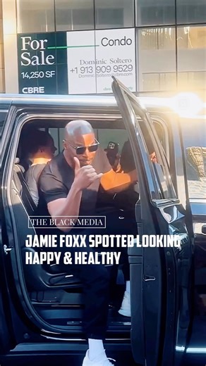 #JamieFoxx is alive, happy, and healthy despite massive rumors of the opposite. Apparently he helped a Woman find her bag and brought it to her saying he "feels good." __ "Mom lost her bag in Chicago today Jamie fox found it and brought it to her and he said he feels good y'all god is good" - Barber_Homie_Quan 🙏🏾 #TheBLACKMedia | The BLACK Media