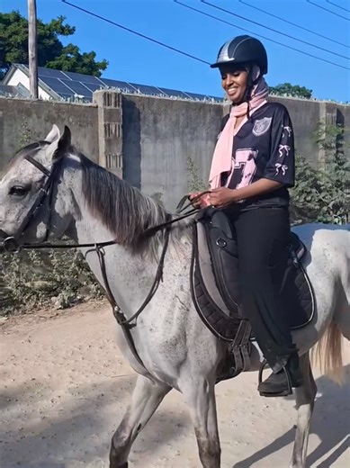 Good horse guide taking care of his happy clients... getting excited evertime I see these beautiful horses around in Zanzibar✨️🌴 book your ride today @zanzibarhorseclub 🐎 #visitzanzibar #zanzibarhorseclub #luxurytravel #kendwa #horseriding
