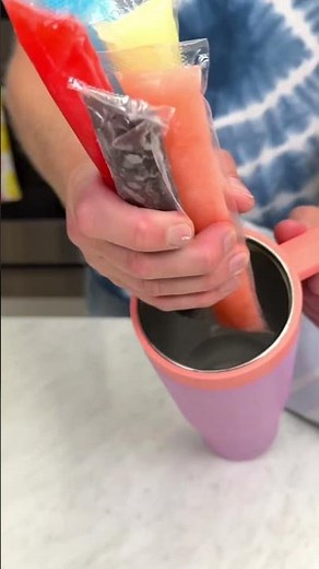 Easy way to keep your popsicles frozen longer #popsicle #lifehack #tipsandtricks #summerhacks