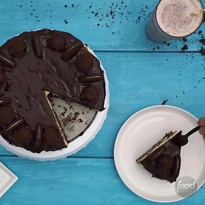 This is the cheesecake of our Oreo-obsessed dreams! 🤤 Save the recipe: http://bit.ly/2sEHanr. | Food Network