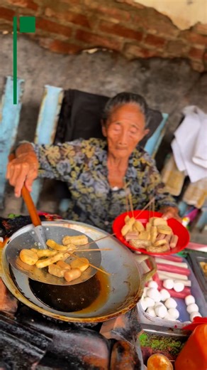 18M views · 406K reactions | Di era semua serba mahal,nenek usia 85 tahun ini jual sosis goreng serba Rp 500 an saja | Afif Hobi Kuliner | Facebook