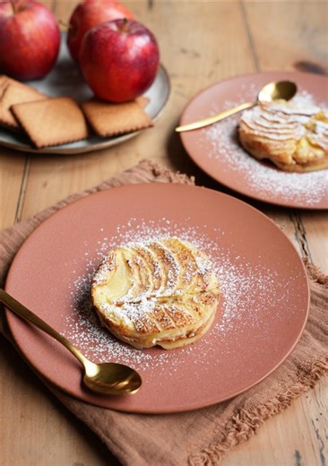 Entre la douceur des pommes et la délicatesse des petits-beurre, ce dessert se savoure comme un bijou pâtissier. Ingrédients : 1/2 paquet de petits-beurre ou biscuits à thé 3 pommes (type Golden ou Gala) 2 œufs 50 g de sucre 20 cl de lait entier 10 cl de crème liquide entière 60 g de farine 1 c. à café de cannelle en poudre Sucre glace (pour la finition) Préparation : Chemiser un moule carré de biscuits petits-beurre entiers, bien serrés les uns contre les autres. Éplucher et couper les pommes e