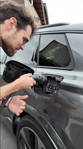 💡Automatic charging flap (both sides!) in the Audi Q6 e-tron