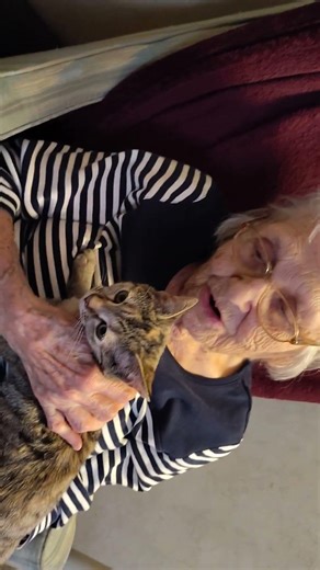 nana 94 getting her emotional support kitty cuddles from potato the cat #toocute