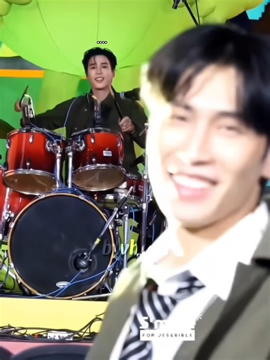 Bro literally makes him lose the rhythm mid performance, don't tease your man like that Bible! 😭 #jesbible #jesjpp #biblesumett #fypage #SIAMSQUARESTREETOFDREAMZ2026