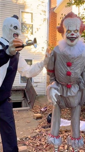Pennywise Vs Art The Clown, Two Scary Killer Animatronics, Morbid and Spirit Halloween. #shorts
