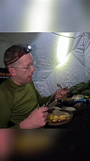 Fresh air, hot food, simple life. 🌿🍖 #camping #outdoor #survival #outdoorcooking #campfirecooking #outdoorboys #Bushcraft #alaska #nature #campinglife #cooking #survivaltips