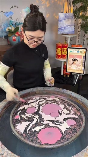 Use different colors mixed on the surface of the water to create a beautiful bag.👛