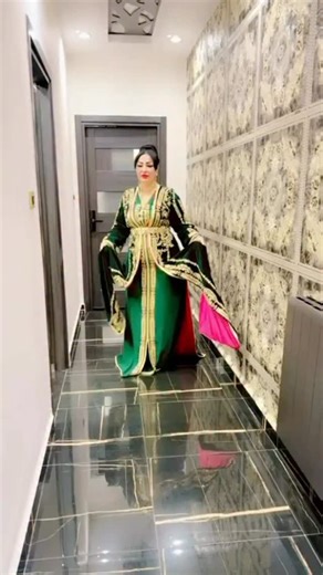 Smati Warda on Instagram: "#oran31🇩🇿 #algerienne🇩🇿 #charlomanti #wardacharlomanti"