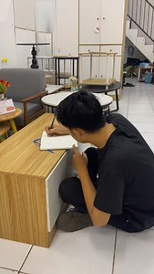 ✨ Meja Belajar Andalan dari Homedoki Serang ✨ Belajar makin fokus dengan meja belajar panjang 80 cm, lega buat laptop, buku, dan perlengkapan belajar 📚💻 Dilengkapi rangka besi yang kuat, kokoh dipakai harian dan awet jangka panjang 💪 Desain simpel tapi tetap estetik, cocok buat rumah maupun anak kos 💰 Harga cuma mulai dari 400 ribuan aja! Kualitas oke, ukuran pas, harga ramah di kantong—cuma ada di Homedoki Serang 🤍 #HomedokiSerang #MinimalisEstetik #FurnitureSerang #FurniturEstetik #Homedo