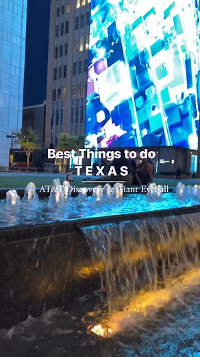 BEST THINGS TO DO IN TEXAS (FREE) The AT&T Discovery District is at the heart of Downtown Visit Dallas with immersive art and is FREE to visit. The plaza has opened as an entertainment and high-tech destination with restaurants, bars, a food hall, outdoor seating, and performances. Another cool thing to visit is the giant eyeball that is 2 blocks away. ✨immersive exhibits always running ✨check their calendar for fun events, including yoga, markets, live music, & movies on the lawn. 📍308 S Akard