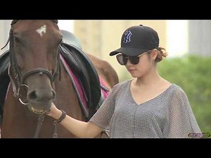 湘燕美女骑马之公路野骑（预告片）The Chinese girl riding a horse is named Xiang Yan