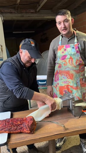 ENGI IGNAT || ELPAPI on Instagram: "Hoy te enseño cómo meter los lomos del cocho en la tripa 🐷"
