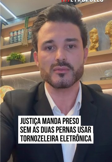 Um homem de 68 anos, cadeirante e sem as duas pernas, foi condenado a cumprir prisão domiciliar com #tornozeleiraeletrônica em #Blumenau, #SantaCatarina. Ele foi condenado a cinco anos de prisão por causar uma m0rte em um acidente de trânsito ocorrido há mais de dez anos. No entanto, como ele não tem pernas, a tornozeleira eletrônica não pôde ser instalada, e a Justiça acabou dispensando o dispositivo e determinando sua liberação. O idoso foi preso em 9 de março deste ano para cumprimento da con