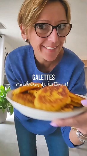 Galettes moelleuses de butternut 🍁 Une recette de galettes de courges bien moelleuses, un accompagnement ou un repas léger très chouette 😉 A vous de les parfumer avec les épices que vous aimez ! Vous validez ? Pou 10 galettes environ : 200 g de butternut (poids épluchée et évidée) 2 oeufs 150 g de farine 1/2 sachet de levure chimique 100 g de vieux Rodez (ou parmesan) 1 CàC d'ail en poudre 1 CàC de paprika fumé 10 cl de crème liquide Détailler le butternut en dés et les faire cuire 10 minutes 