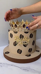 Crown cake tutorial 👑 . . #CrownCake #RoyalCake #PrincessCake #QueenCake #KingCake #RoyalThemeCake #LuxuryCake #GoldCake #FondantCake #ButtercreamCake #CustomCake #CakeDesign #CakeArt #CakeDecorating #BirthdayCake 👑🍰 | Cake Couture