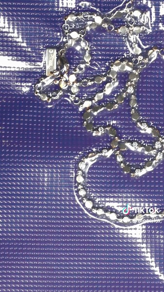 Revealing the unexpected sparkle of D-Vibes for the season. #Messika