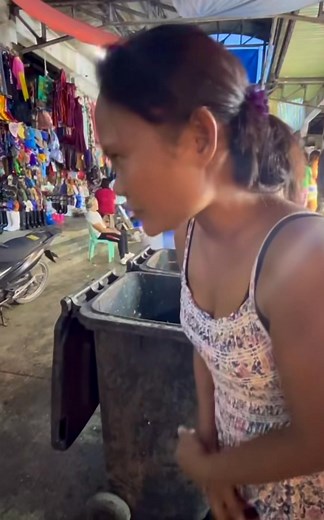 Enjel Karamboleng, Nekita Mirishati, dan Cyut Sipo pertama kali masuk pasar ikan.. 🤣😂Puahh puahh Belah.. . . | Asmini Fahirah