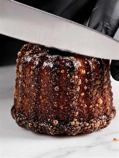 フランス語で“溝のついた”という意味を持つお菓子がカヌレです。 この名前は、表面にある 特徴的な溝の形からつけられました。 フランス南西部、ボルドー地方で生まれた伝統菓子で、 修道院で作られていたお菓子が起源といわれています。 外側はカリッと香ばしく、 中はしっとり、もちっとした食感。 ラム酒とバニラの甘い香りが広がる フランスを代表する焼き菓子です。#ヨーロッパのお菓子 #フランス菓子 #カヌレ #ASMR #foodasmr #切る動画 #satisfying #スイーツ #oddlysatisfying #tiktokfood