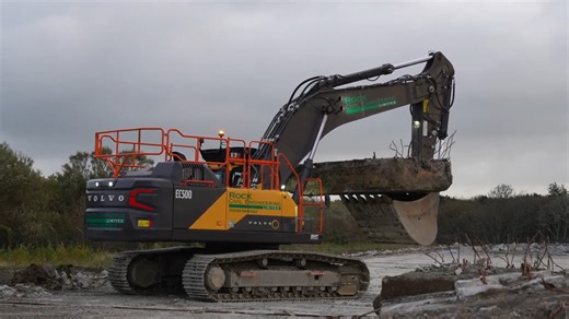 This giant machine lifts massive concrete pieces