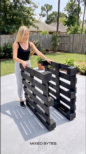 Wooden Pallets Into a Backyard Bar That Impresses!