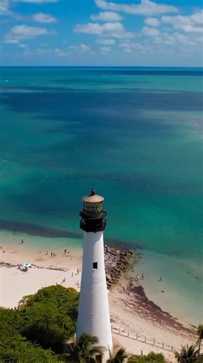The Cape Florida Lighthouse, a Victorian-era marvel, has stood proudly at the southern tip of Key Biscayne since 1825. Originally constructed to guide sailors around the Florida reef with light extending for 15 miles, it now serves as a cherished historic symbol, offering breathtaking views from its 109-step climb. #SouthFloridaSplendors 🎥 credits: @mcsino14 | Fortune International Group