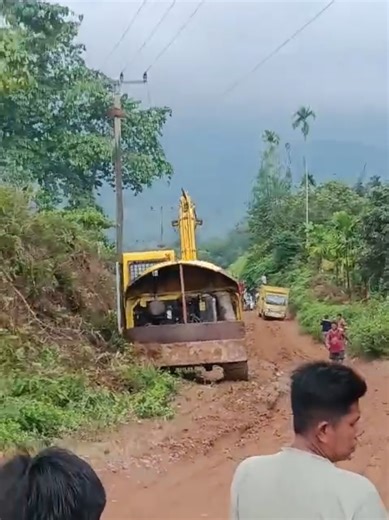 proses perbaikan jalan wayahna,way gendot #jalanrusak #waygendot #jalanrusaklampung #laporanterkini #jalanjelek