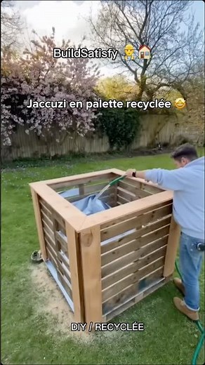 Transformation incroyable : un jacuzzi extérieur construit avec des palettes recyclées 🌿♻️