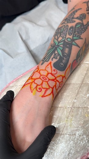 𝕬𝖓𝖉𝖗𝖊𝖜 𝕭𝖎𝖝𝖇𝖞 on Instagram: "a little flower cuff for my friend @hayley_thecomet @gardencitytattoos"