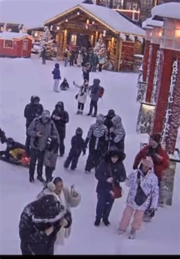 BONNE NOUVELLE : IL NEIGE AU PAYS DU PÈRE NOËL ! Bonne nouvelle, il neige au pays du Père Noël à Rovaniemi (Finlande). Le Père Noël pourra partir ainsi avec ses traîneaux et ses rennes. Maintenant on attend la neige en France pour qu’il puisse arriver aussi à glisser sur le manteau blanc la nuit de Noël. Capture de l’image de la webcam de Rovaniemi le 10 décembre 2025 à 9h35 . | La Place du Village