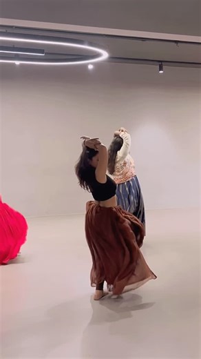 @dharshinisundaram on Instagram: "Inge iruku da America 😝😝 This class was pure kondattam💃🏽💕🤌🏽 🧠: @srinidhiseshadri 📍: @studiomaya.chennai #ennakeennaka #hairabba #jeans #danceworkshop #tamilsong"