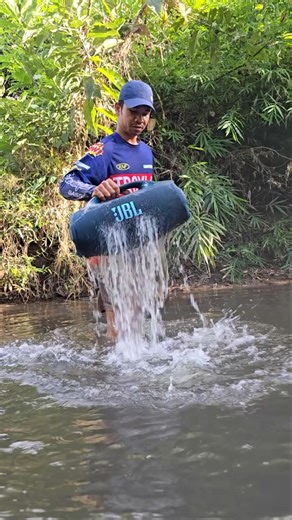 Ultimate Waterproof Bluetooth Speaker! JBL BOOMBOX 4