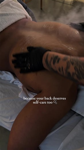Back facials are one of the most underrated skincare treatments ✨ They help: • Deep clean clogged pores • Treat back acne • Smooth skin texture • Hydrate and calm the skin Because healthy skin includes your back too. #fyp #backfacial #backfacialtreatment #bacne #skincareatl