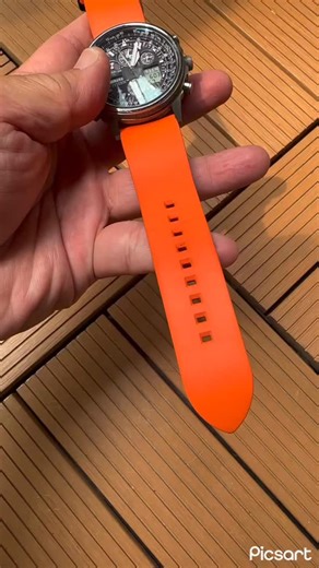 Chợ Trời Của Bi on Instagram: "Citizen Super Pilot JY8020-52E men’s titanium watch with an orange rubber strap Citizen Super Pilot JY8020– 52E là một chiếc đồng hồ bấm giờ nam điều khiển bằng sóng radio có độ chính xác cao thuộc dòng Promaster Sky. Đồng hồ này có vỏ 45mm bằng titan siêu bền, mặt kính sapphire và công nghệ hấp thụ năng lượng mặt trời Eco-Drive với khả năng dự trữ năng lượng cao. Được thiết kế dành cho ngành hàng không, chiếc đồng hồ này bao gồm chức năng hiển thị giờ bằng só