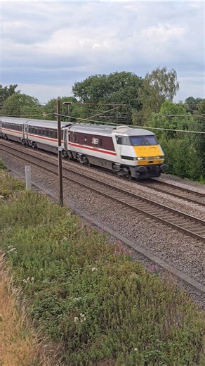 Class 91 No. 91130 High Speed! Newcastle to London King's Cross Express in Stunning Retro Livery
