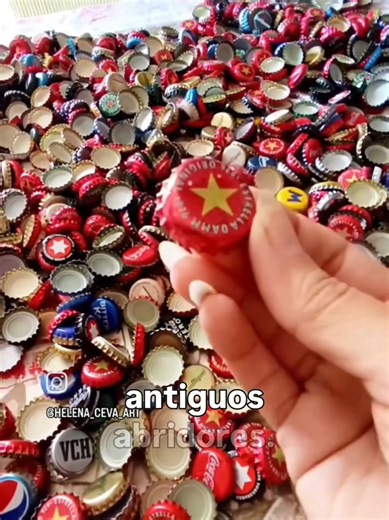 Proceso de clasificación por marcas y colores de las chapas recicladas que recogemos en los Bares. Todo tiene un trabajo anterior que nunca se vé. #artist #arttiktok #upcycle #bottlecapchallenge