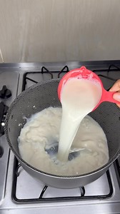 !POSTRE YIN YANG DE MILO Y LECHE KLIM ☯️! . Ingredientes (6 porciones): . 2 tacos de galletas Ducales 2 tazas de leche 🥛 1/2 taza de crema de leche 1/2 de lechera 3 cucharadas de maicena 1 cucharada de esencia de vainilla 1 yema de huevo 🥚 . Para decorar leche Klim y Milo en polvo al gusto . #recipe #receta #postre #milo #lecheklim #postredeleche | La Tesa Foodie