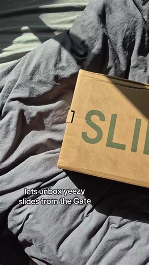 Unboxing Yeezy Slides: Fashion and Comfort Review