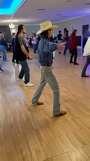 ⚡️Electric Slide⚡️ It is one of the most popular dances, and It is easy to learn for beginners!