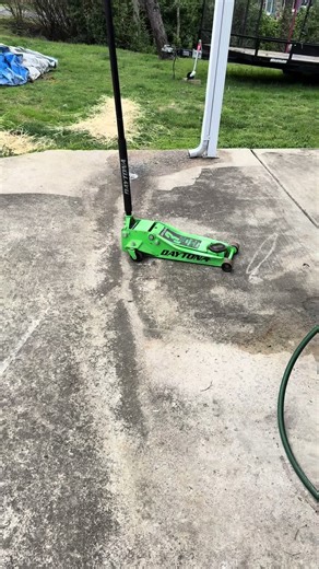 Harbor Freight Daytona jack….if you can’t fix it now reason to keep it. Let me know if you can fix this and how! #jack #harborfreight #tools #daytona #mechanic #repair #scrap #lift #weight #jeep #wrangler #rubicon #offroad #question