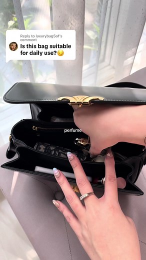 What’s inside my medium Celine Triomphe Bag👀