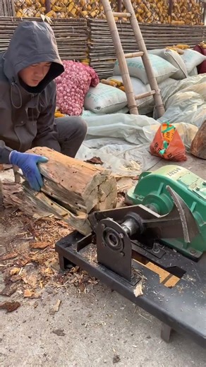 FirewoodChoppingTool #FirewoodChopper #Firewood #HydraulicFireChopper @KuaishouHotTopics