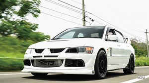 900HP Mitsubishi Lancer Evolution 8 El motor 4G63 de Mitsubishi continúa demostrando que es toda una leyenda a casi 30 años de su existencia. Gamalier y su poderoso EVO 8 nos describen como lograron desarrollar el potencial de esta plataforma hasta llegar a la zona de los 900HP en el dinamómetro. En la modalidad de “ROLL RACE”, este auto logro sobrepasar las 150mph; un millaje sumamente atractivo y muy difícil de alcanzar. Con Mr. Armando Performance en la mecánica y programación, se desarrolló 