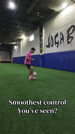 The smoothest control you’ve seen today😮‍💨🔥 🏡 GTAsoccerclub #f3training #soccertraining #touch #jogabonito
