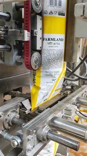 Atta 2 kg packing #shortvideo #machine #factory #fillingmachine #reels #vairalvideo