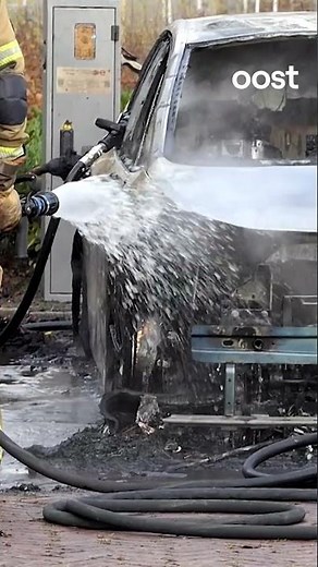 'Even de auto opladen' op de parkeerplaats in Enschede... 🫣 #rtvoost