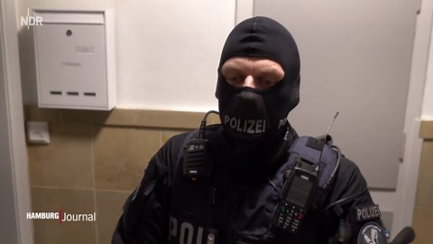 Hamburg Journal: Drogen-Razzia: Polizei durchsucht Gebäude in Jenfeld