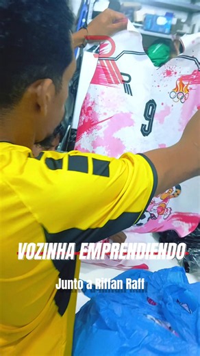 vozinha ahora es un emprendedor @Riffan Raff #vozinha #vozinhaperuano #mundial #emprendedor #camisetasdefutbol